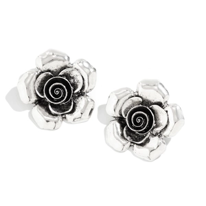 Dettaglio macro di orecchini a rosa retrò con finitura in argento vintage e petali a strati