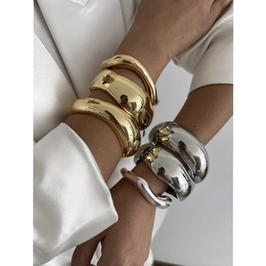 Onregelmatige lava textuur metalen manchet armband set met gepolijste goud en zilver finish