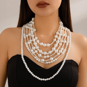 Primer plano detallado de un collar de perlas barrocas de varias capas en el cuello de modelo