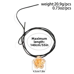 Dettaglio del ciondolo a rosa dorata 3D da 4,5 cm con lunga collana in velluto nero