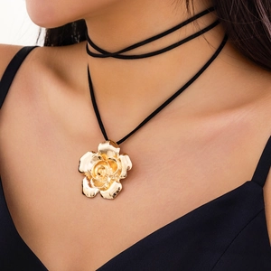 Dettaglio della collana girocollo nera a doppio strato con pendente a rosa dorata da donna