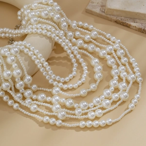 Detalle del collar de perlas artificiales multicapa con cuentas de estilo barroco francés