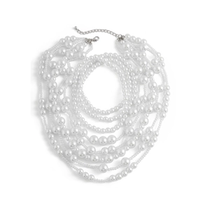 Detalle de collar de perlas blancas de varias capas con cierre plateado ajustable