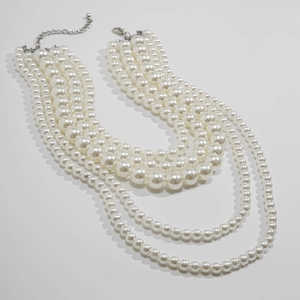 Detalle de un collar choker de perlas de imitación de varias capas con cierre de plata ajustable