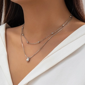 Détail du collier double rang argenté avec pendentif goutte et chaîne serpent polie