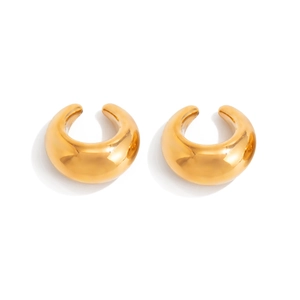 Vue macro des boucles d'oreilles épaisses en forme de C doré avec finition brillante