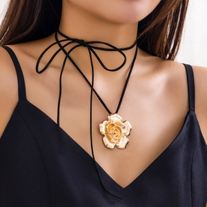 Girocollo vintage in velluto nero con grande pendente a forma di rosa dorata