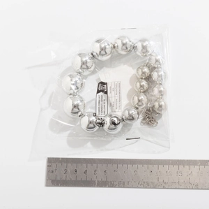 Mesure détaillée de la taille du collier à billes argentées sous emballage protecteur