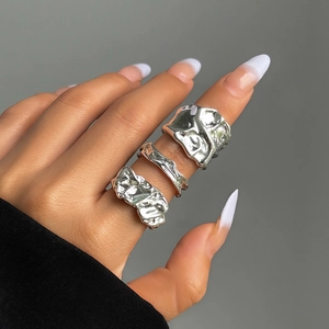 Silberne Ringe im 3er-Set mit unregelmäßiger Lavatextur für einen modernen Look