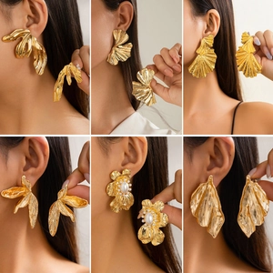 Orecchini in Oro a Foglia di Ginkgo in Metallo Punk Occidentale Grandi Orecchini a Bottone a Forma di Ventaglio Increspati per Donna