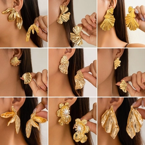 Orecchini a forma di foglia di ginkgo dorati con grandi forme metalliche organiche