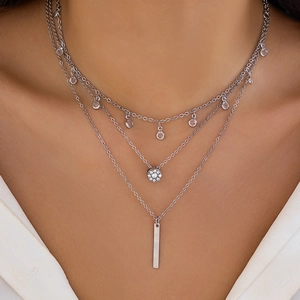 Dreilagiges silbernes Halsketten-Set mit Perlen, Zirkon-Anhängern und einem Stabanhänger