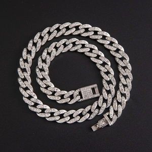 Silberne Iced-Out Gliederkette mit funkelnden Kristallen auf schwarzem Hintergrund