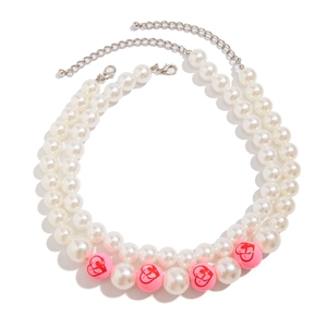 Nahaufnahme der Perlenkette mit rosa Perlen, roten Herzen und Amor-Mustern darauf