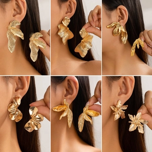 Gouden grote bloem oorknopjes met vintage bladontwerp en matte metalen afwerking