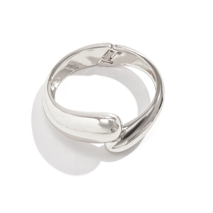 Bracciale rigido a goccia in metallo argento lucido con moderno design a cerniera