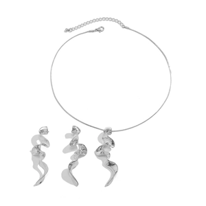 Detalle del conjunto de joyas de plata con colgantes de espiral abstracta sobre fondo blanco
