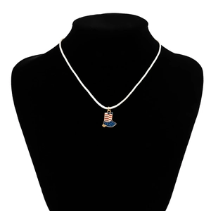 Dettaglio della collana con ciondolo a stivale nei colori della bandiera su un manichino