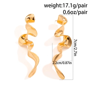 Detalle de pendientes espirales dorados con medidas 7cm x 2,2cm y peso de 17,1g