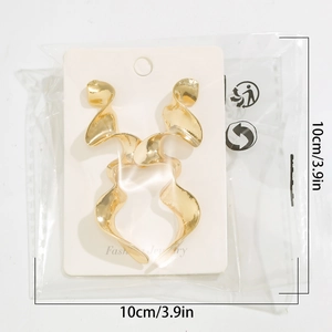 Primer plano de pendientes de ondas doradas con textura de metal líquido y marca 10cm