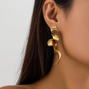 Primer plano detallado de pendiente en espiral dorado estilo metal líquido