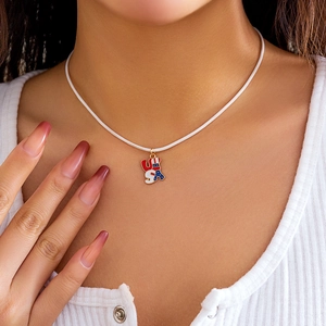 Primo piano della collana con ciondolo USA patriottico e motivo a stelle su modella