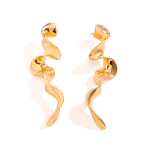 Detalle macro de pendientes en espiral dorados con acabado de metal líquido pulido