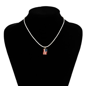 Dettaglio del ciondolo con bandiera americana ondulata su collana in pelle bianca