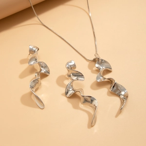 Conjunto minimalista de collar y pendientes de metal líquido plateado con diseño espiral