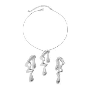 Set moderno di collana e orecchini in metallo liquido lava con finitura argento lucido