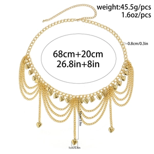 Vue détaillée de la chaîne de taille dorée à plusieurs niveaux avec pendentifs cœur