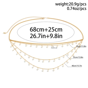 Détail de la chaîne de taille dorée à plusieurs rangs avec perles et dimensions