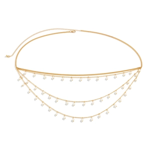 Détail de la chaîne de taille dorée multicouche avec perles blanches et fermoir ajustable