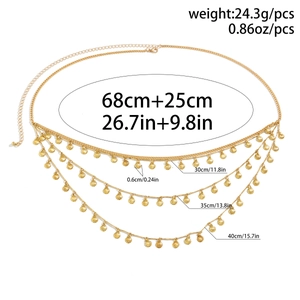 Vue détaillée de la chaîne de taille dorée multicouche avec pendentifs coquillages et tailles