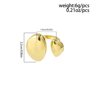 Détails de taille de la bague dorée montrant une largeur de 2,2cm et un poids de 6g