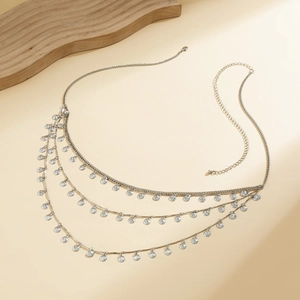 Chaîne de taille argentée multicouche avec pendentifs coquillages fins et fermoir mousqueton