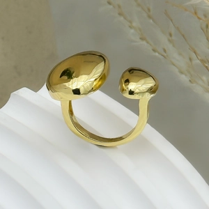 Détail d'une bague dorée effet lave liquide avec deux boules asymétriques polies