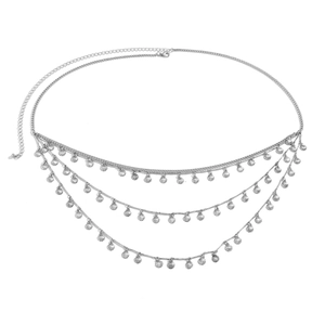 Détail de la chaîne de taille argentée multicouche avec breloques coquillages de mer