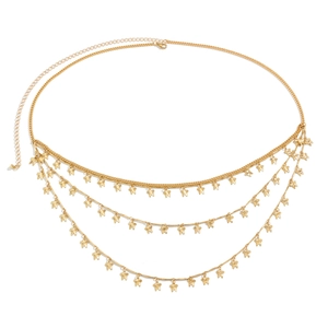 Vue détaillée de la chaîne de taille dorée multicouche avec pendentifs étoiles et fermoir