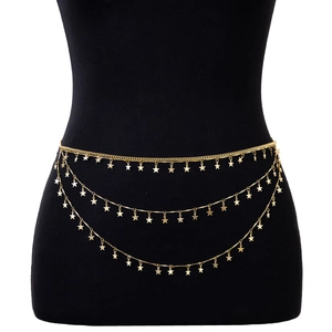 Détail de la chaîne de taille dorée à plusieurs niveaux avec de petits pendentifs étoiles