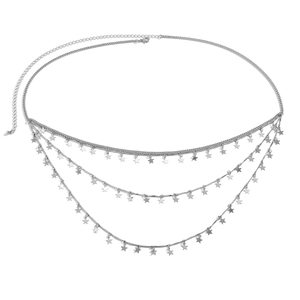 Détail d'une chaîne de corps argentée à plusieurs couches avec pendentifs étoiles et fermoir