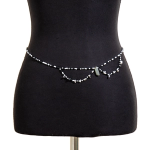 Détail de la chaîne de taille avec perles noires et blanches et pierre naturelle grise