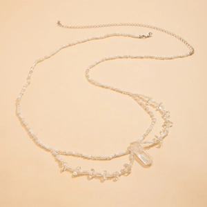 Détail d'une chaîne de taille en perles bohème avec pendentif cristal et fermoir