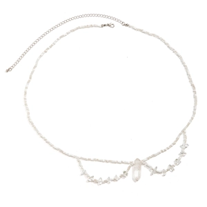 Détail de la chaîne de taille ajustable avec perles blanches et pendentif en cristal