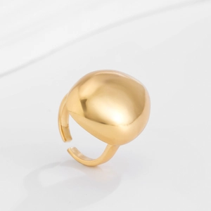 Détail d'une bague lave dorée avec une finition miroir hautement polie et brillante