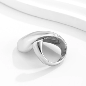 Vue macro de la bague en métal lave liquide argentée avec surface polie lisse