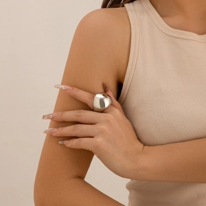 Détail macro de la bague épaisse en métal liquide argenté avec finition miroir polie