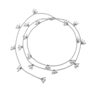 Chaîne de corps argentée élégante avec grappes de perles minimalistes sur fond blanc pur