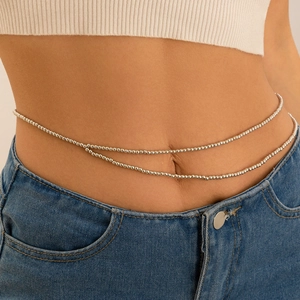 Gros plan détaillé de la chaîne de taille à double rangée perlée argentée sur un mannequin