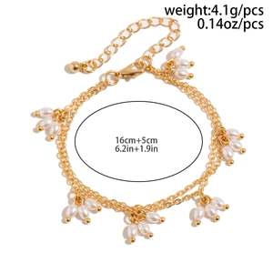 Vue détaillée du collier doré double couche en perles de riz avec fermoir mousqueton